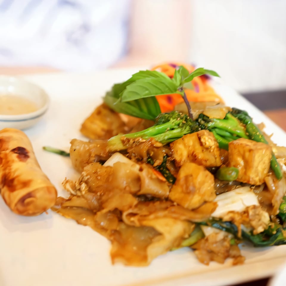 Grata Thai Cuisine's Pad See Ew with tofu, broccoli, and a side spring roll.